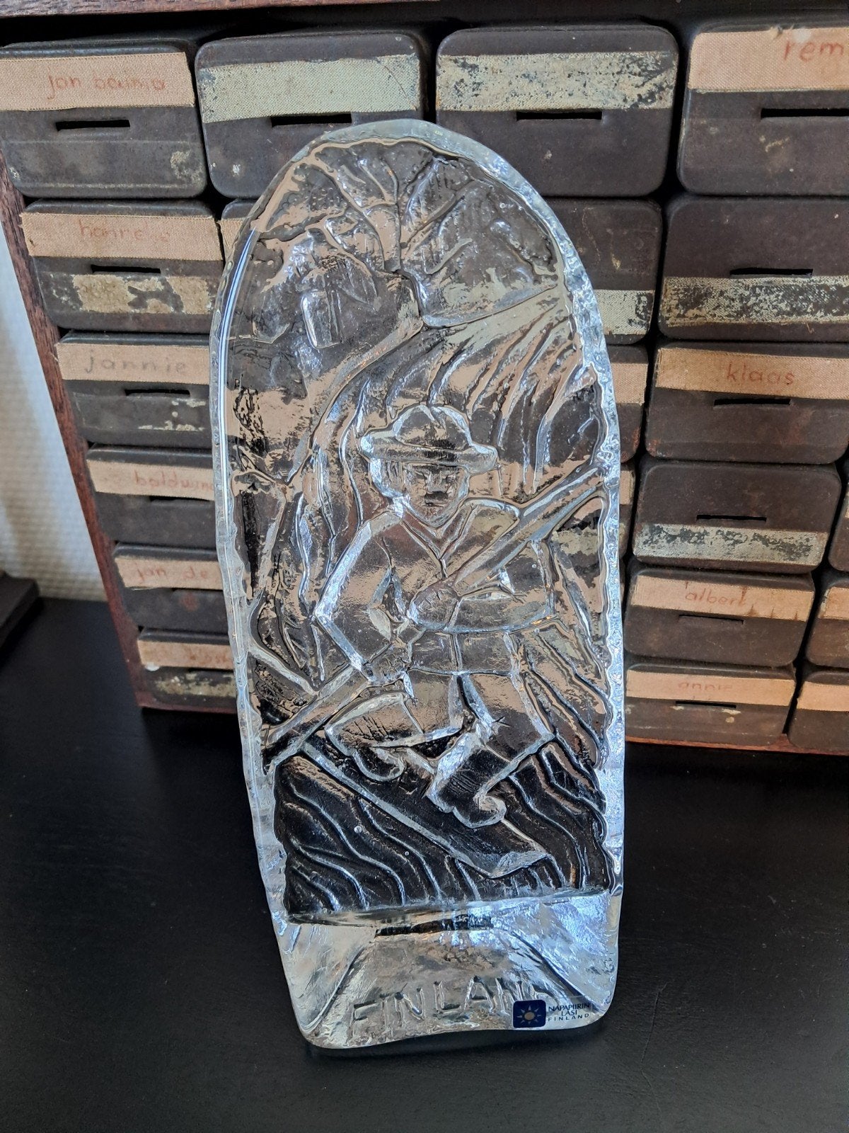 Glazen sculptuur Finse soldaat, Napapiirin Lasi Finland, Glas, Ophalen of Verzenden, Beeld, Meerkleurig