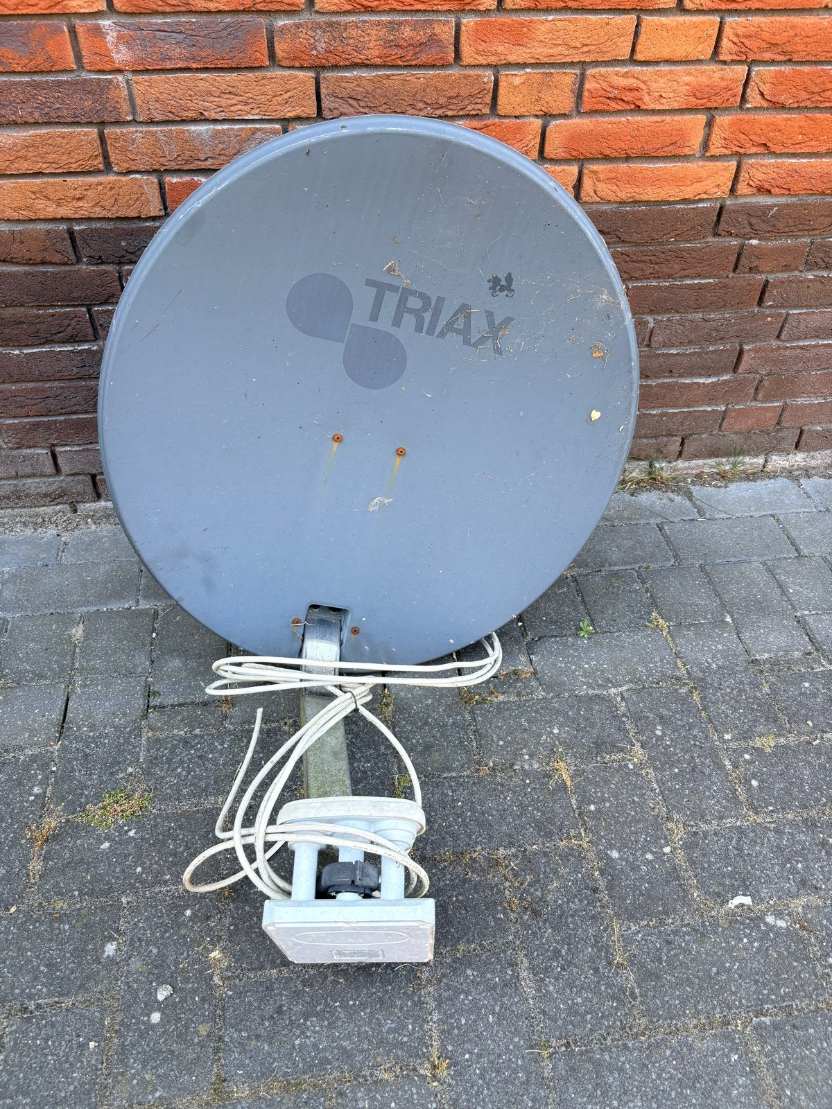 Triax schotelantenne 70 cm met 3x LNB, Ophalen, Gebruikt, (Schotel)antenne, Overige merken
