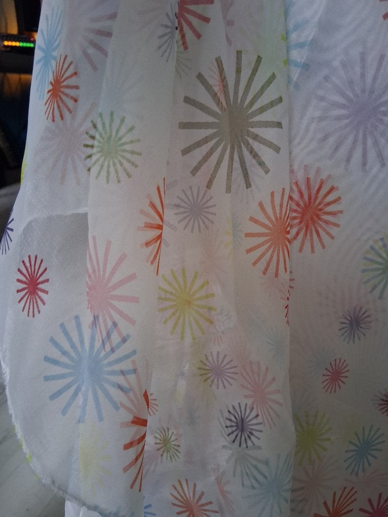 Vitrage achtige stof in wit met kleurige print, Overige kleuren, 120 cm of meer, Ophalen of Verzenden, Polyester