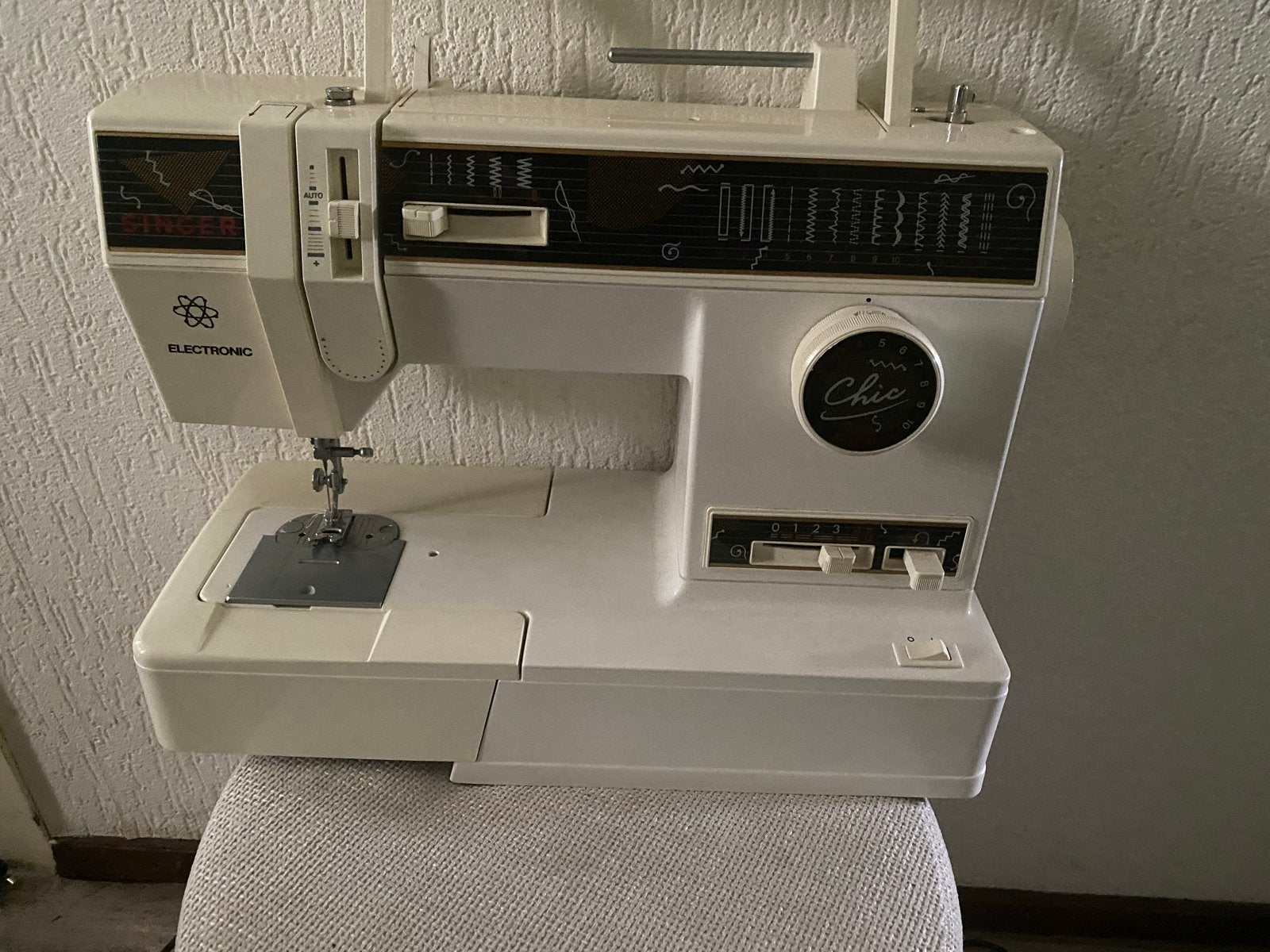 Singer Chic 5 Electronic Naaimachine - Zo goed als nieuw, Ophalen of Verzenden, Zo goed als nieuw, Naaimachine, Singer