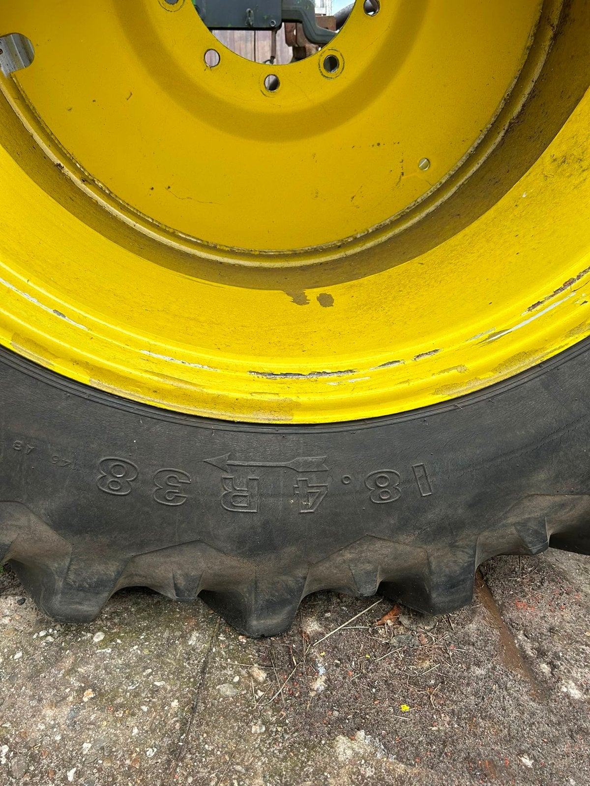 Mooie trekker banden met velg, Zakelijke goederen, Ophalen