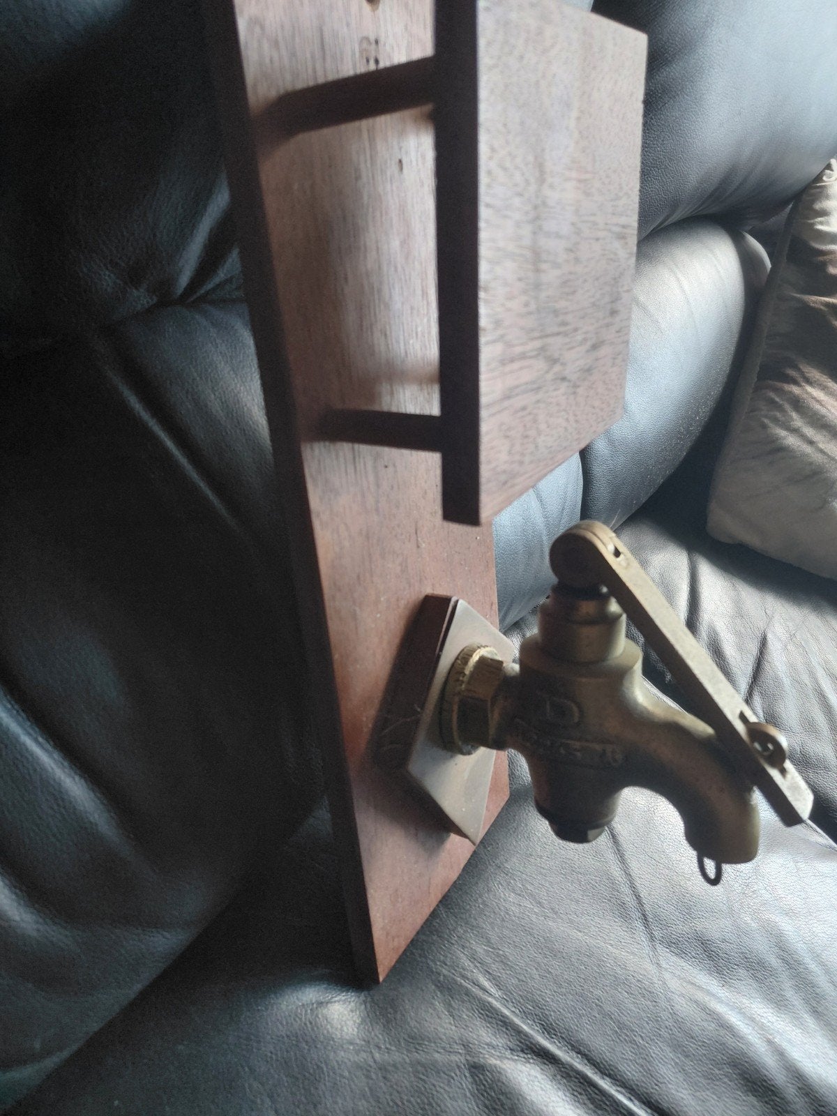 Antieke bronzen tapkraan op houten plank, geel koper., Ophalen of Verzenden