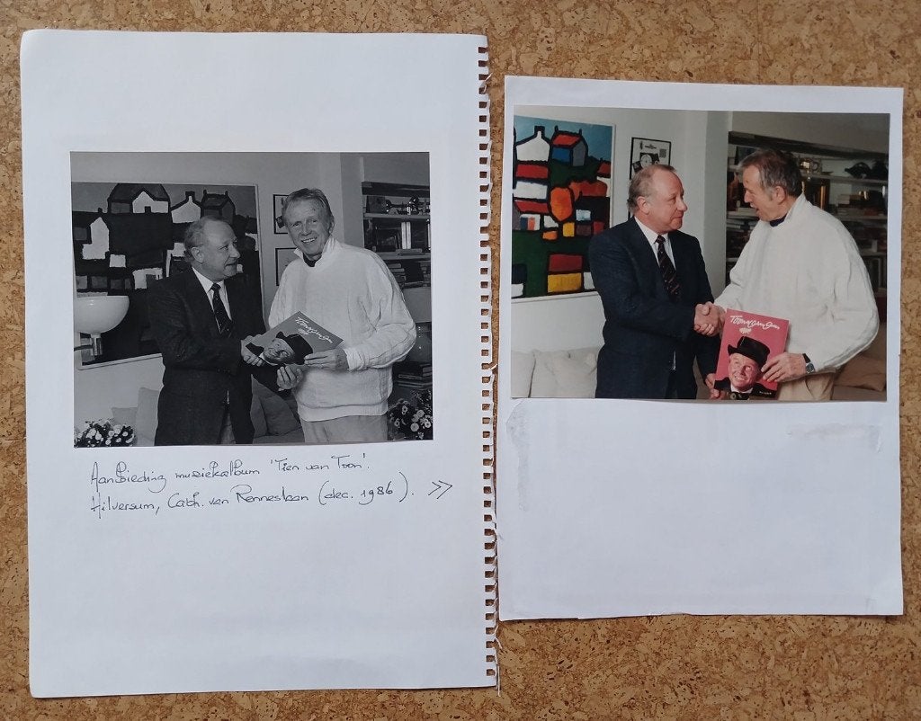 Toon Hermans 2 grote foto's uit plakboek "uitgever" de Bruin, Gebruikt, Verzenden, Foto of Kaart, X