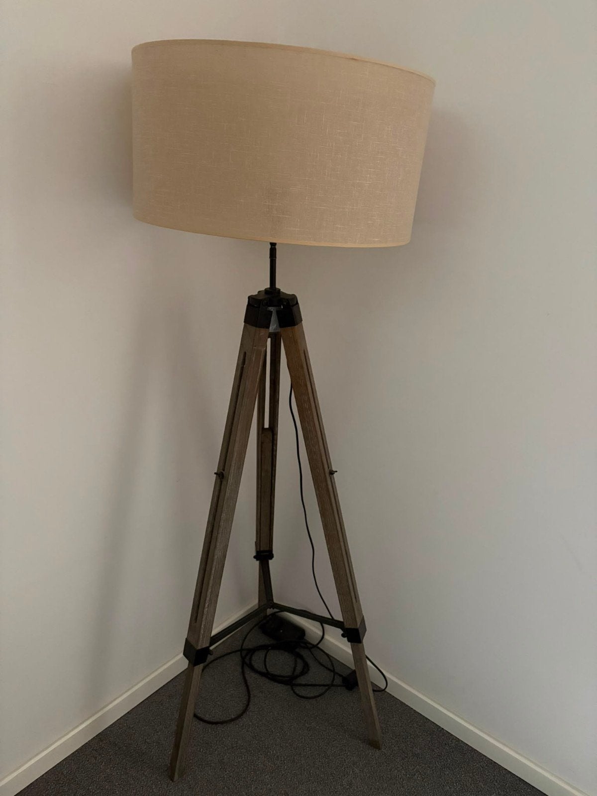 Stijlvolle driepoot vloerlamp met stoffen kap, Ophalen, Modern, Scandinavisch, Zo goed als nieuw, Stof
