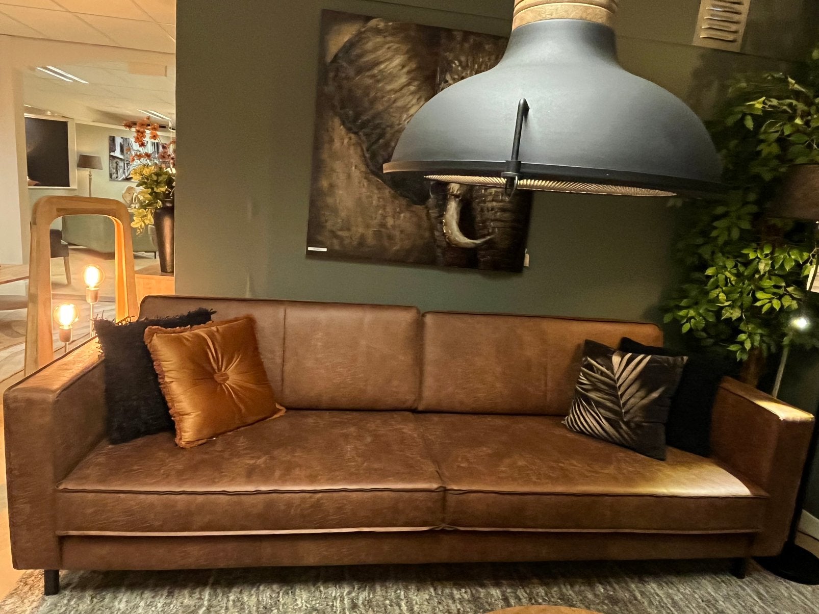 Nieuwe grote 4 zits bank in cognac kleur microleder, Huis en Inrichting, Banken | Bankstellen, Ophalen, Nieuw, 75 tot 100 cm, Rechte bank