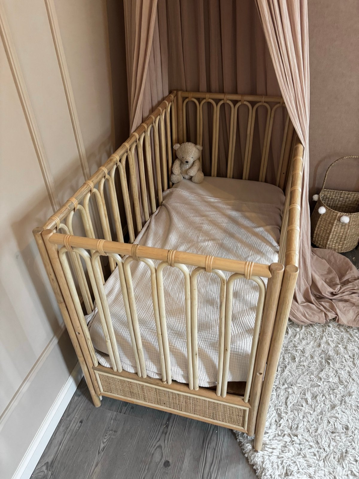 Rotan babybedje Boho rainbow - Zo goed als nieuw, Ophalen, 70 tot 85 cm, Zo goed als nieuw, Minder dan 140 cm