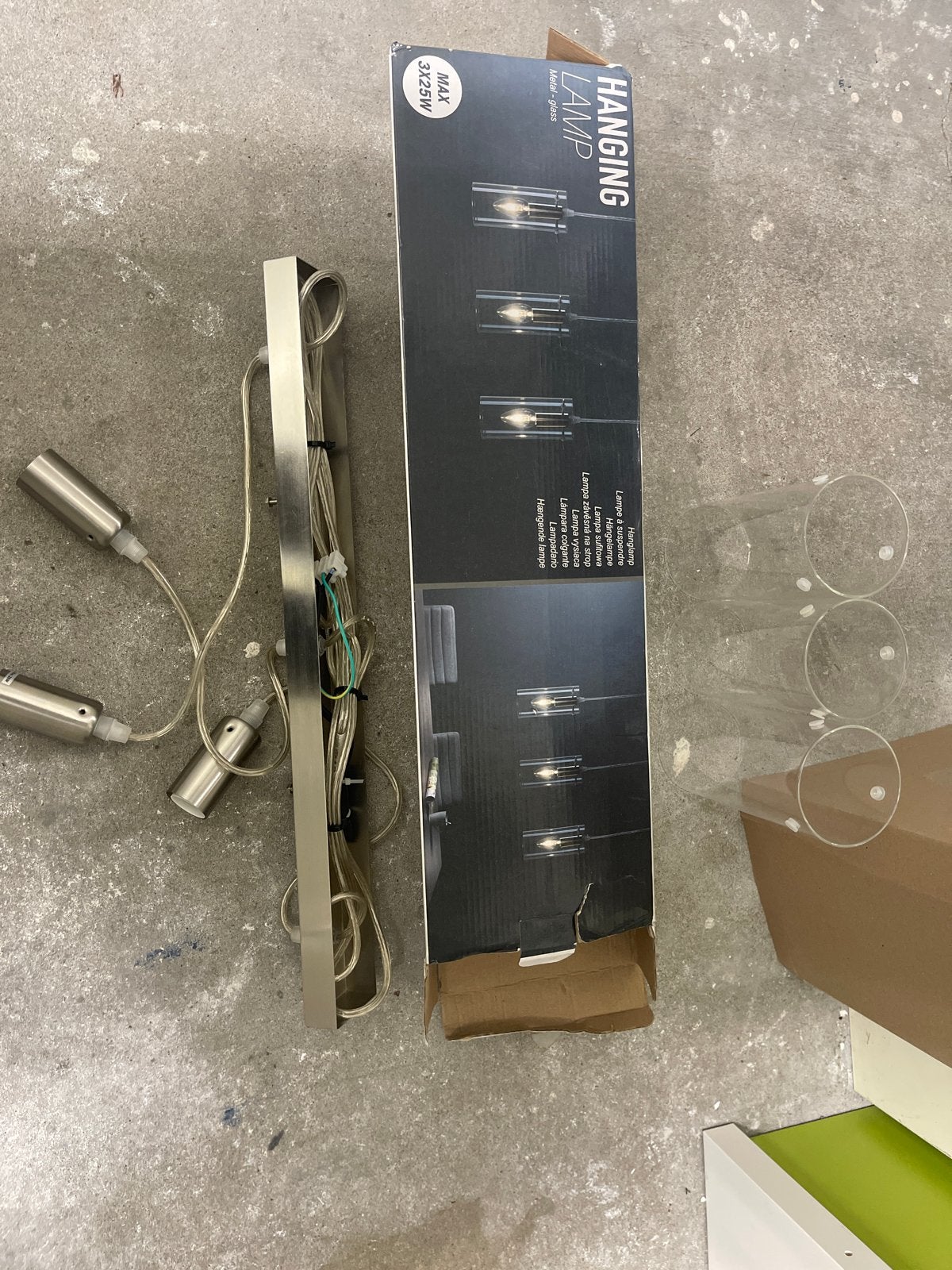 Nieuwe hanglamp met 3 glazen kappen - metaal en glas, Ophalen of Verzenden, Nieuw, Glas