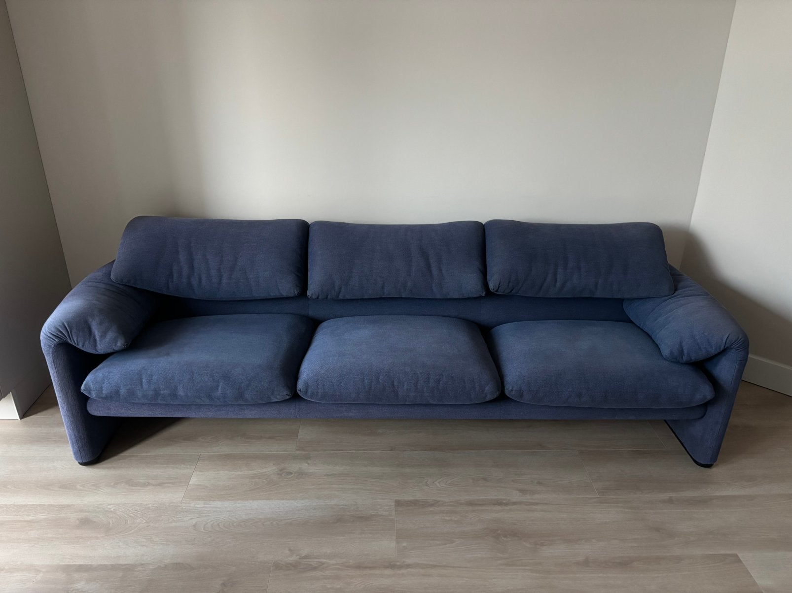 Cassina Maralunga 3-zitsbank, Vico Magistretti, blauw, Huis en Inrichting, 75 tot 100 cm, Ophalen of Verzenden, Zo goed als nieuw