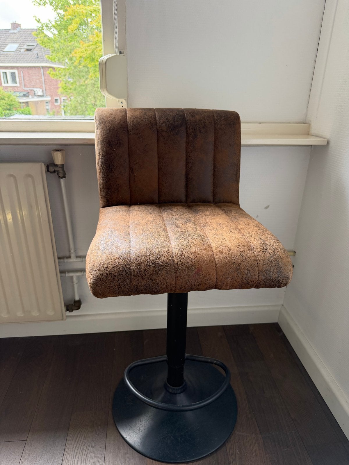Set van 2 bruine barkrukken met rugleuning en voetsteun, Ophalen, Gebruikt, In hoogte verstelbaar, 90 cm of meer