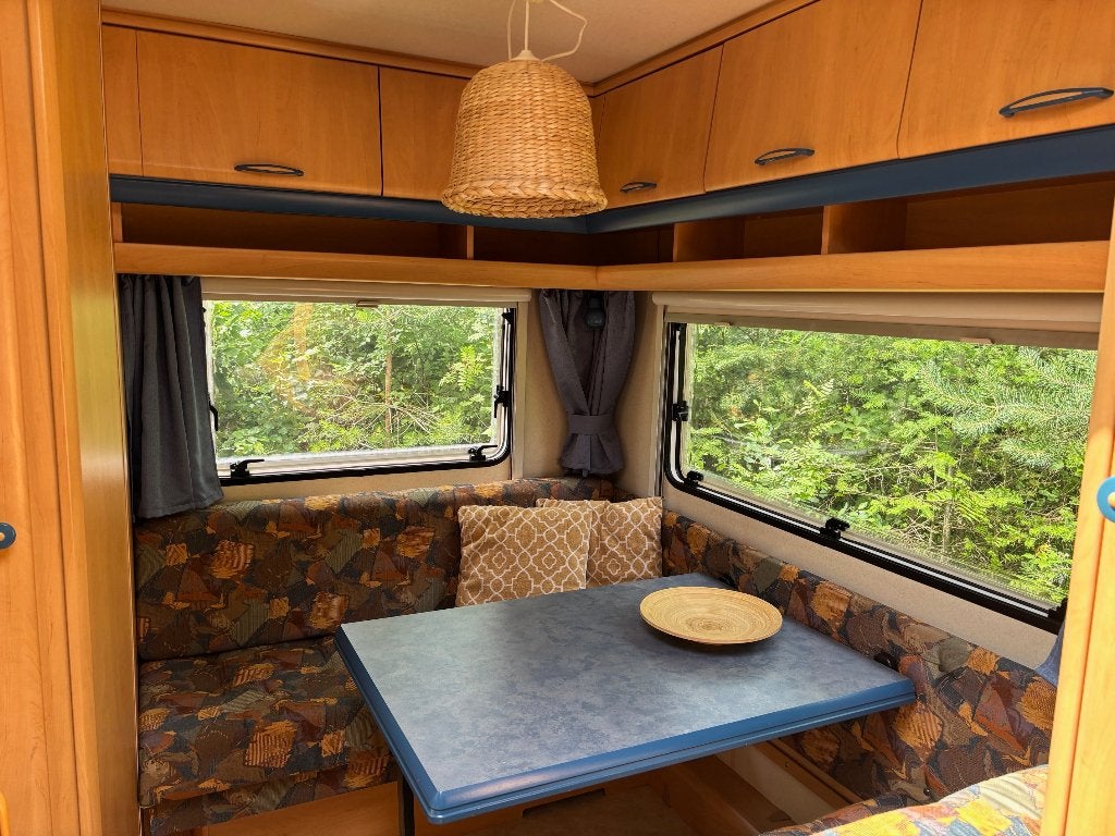 Hobby De Luxe 400 SF caravan met voortent en luifel, Vast bed, Hobby, Treinzit, 750 - 1000 kg