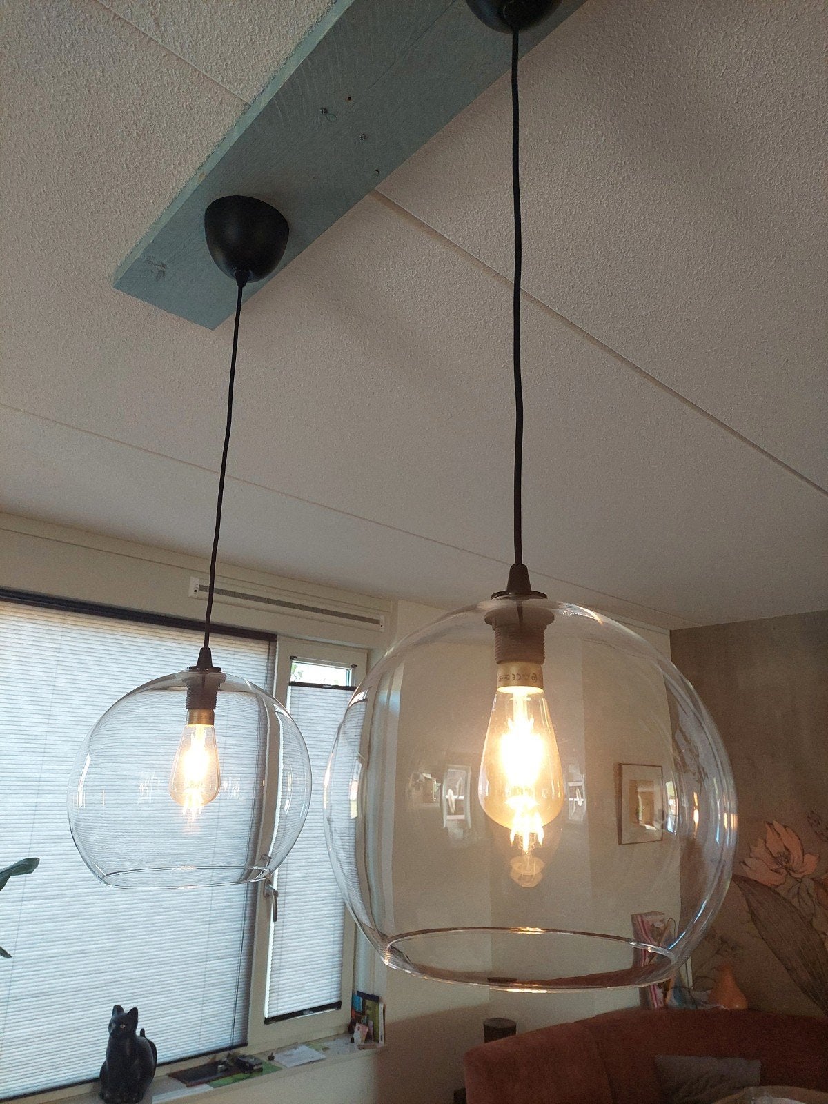Mooie hanglamp met twee Ikea JAKOBSBYN glazen bollen, Ophalen, Zo goed als nieuw