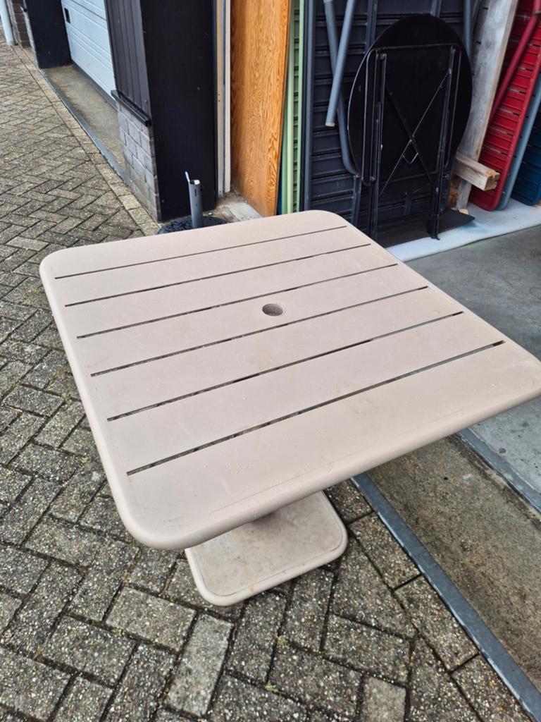 Gebruikte fermob tafels 80x80 middenpoot nutmeg, Ophalen of Verzenden, Gebruikt, Rechthoekig