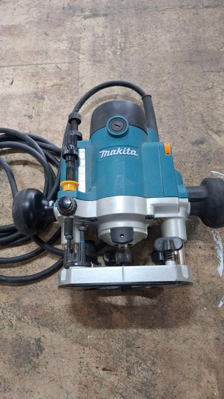 Makita RP1111C Bovenfrees 1100W, Ophalen, Gebruikt, Elektrisch, Makita
