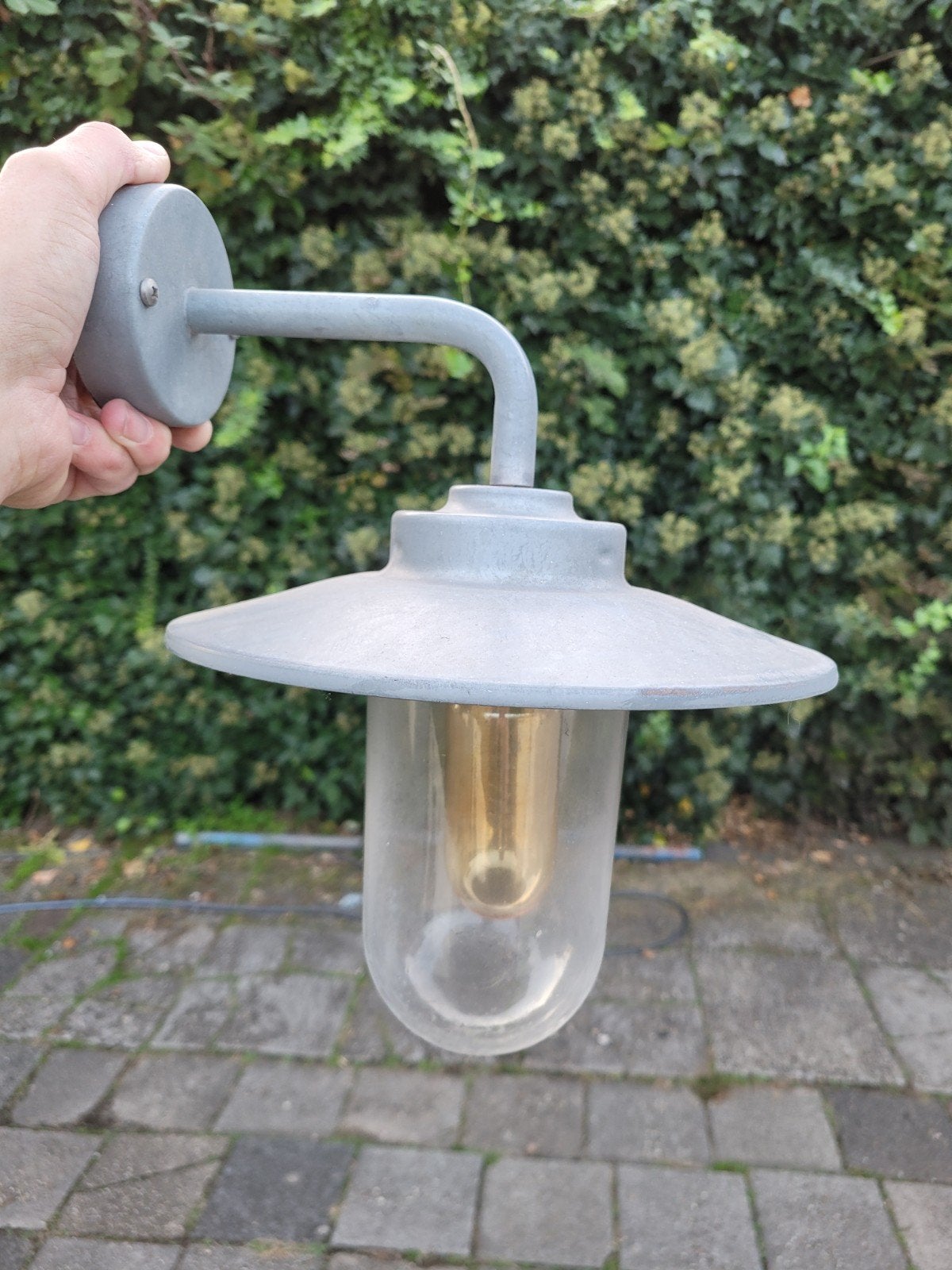Robuuste grijze buitenlamp - 24cm doorsnede, 31cm hoog, Overige materialen, Gebruikt, Minder dan 50 watt, Wandlamp