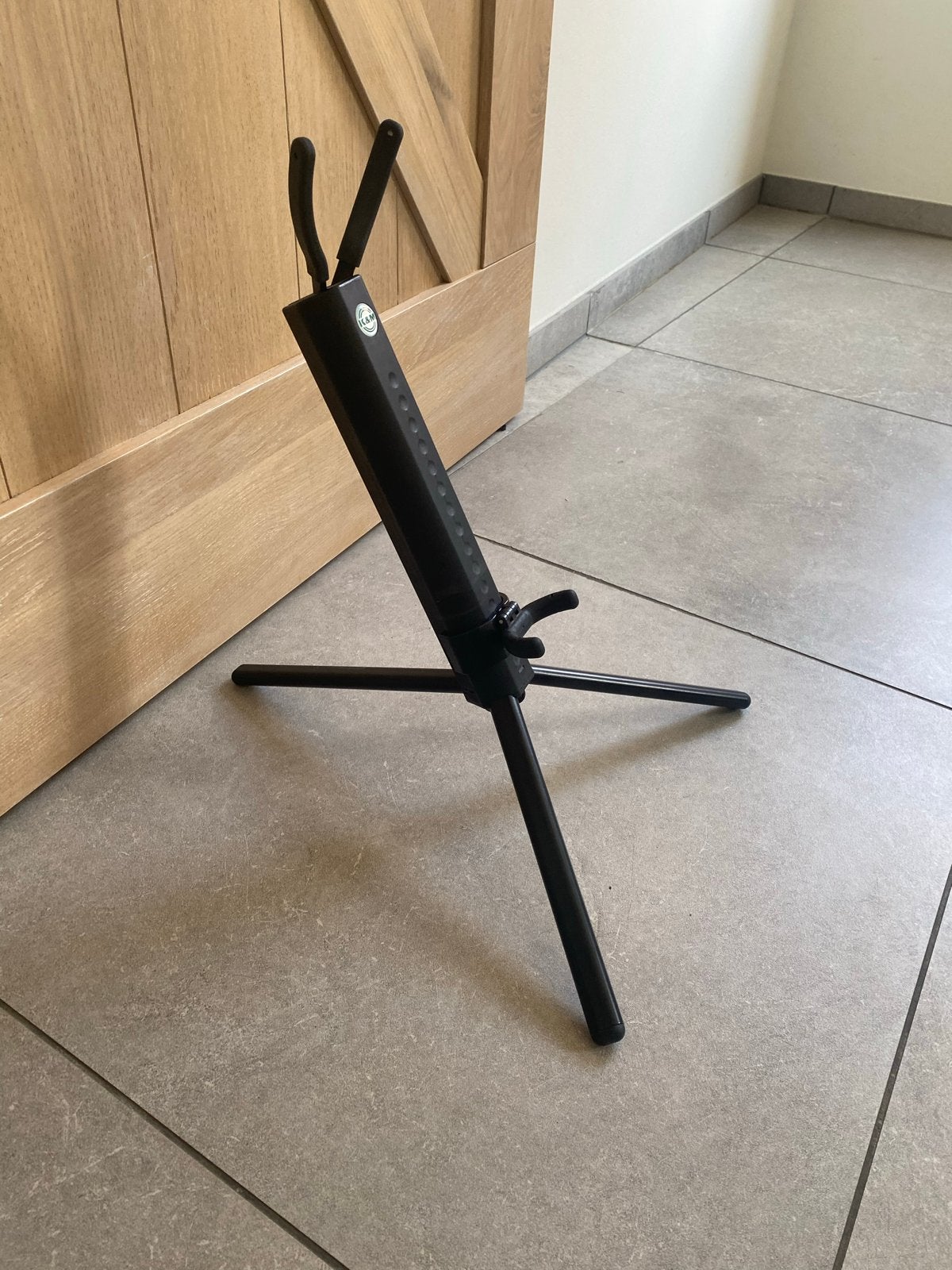 K&M Saxofoon Standaard - Compact en Stevig, Muziek en Instrumenten, Standaards, Ophalen, Zo goed als nieuw, Instrumentstandaard