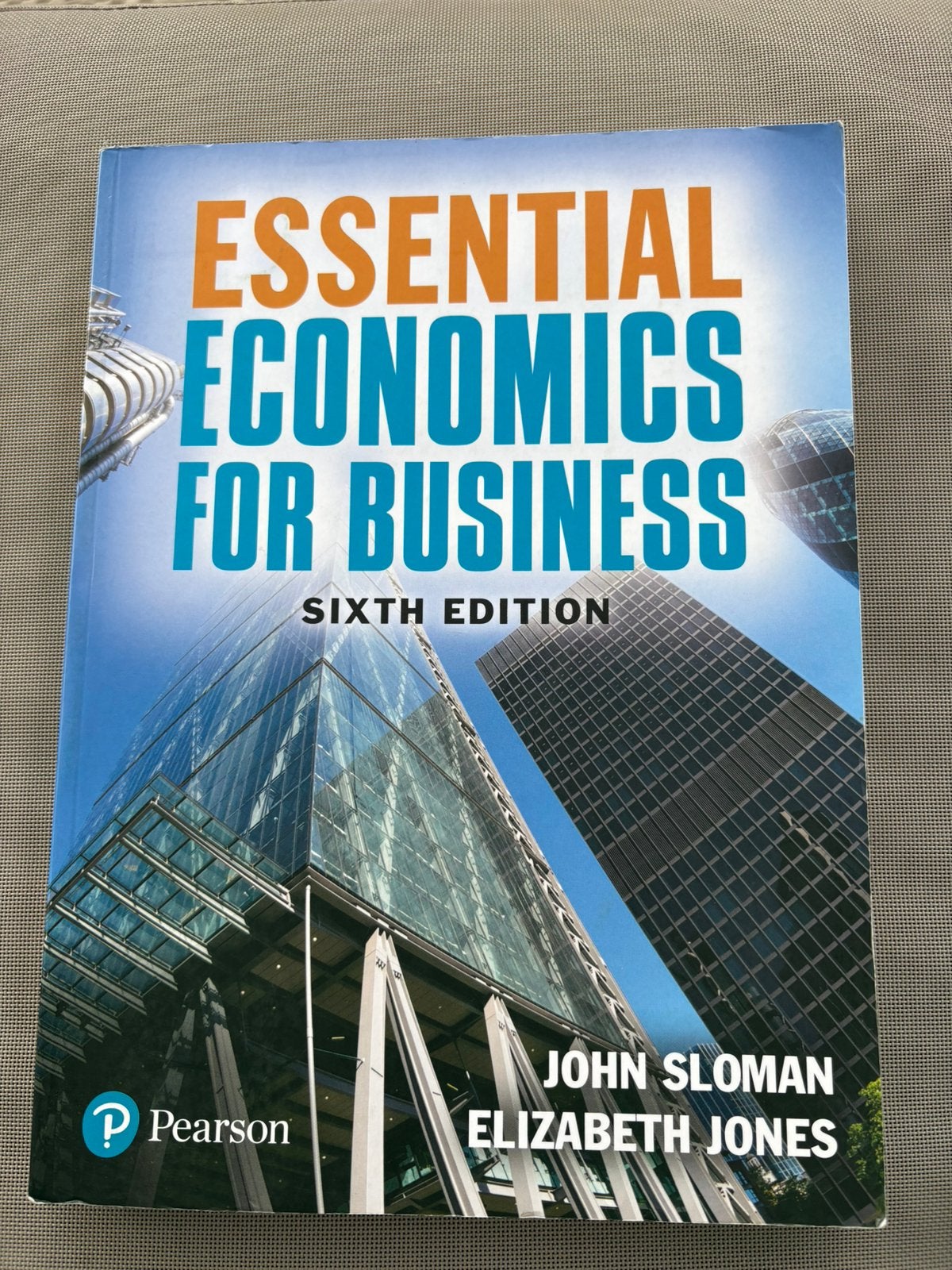 Essential Economics for Business 6th Edition en meer boeken, Boeken, Ophalen of Verzenden, Gelezen, Management