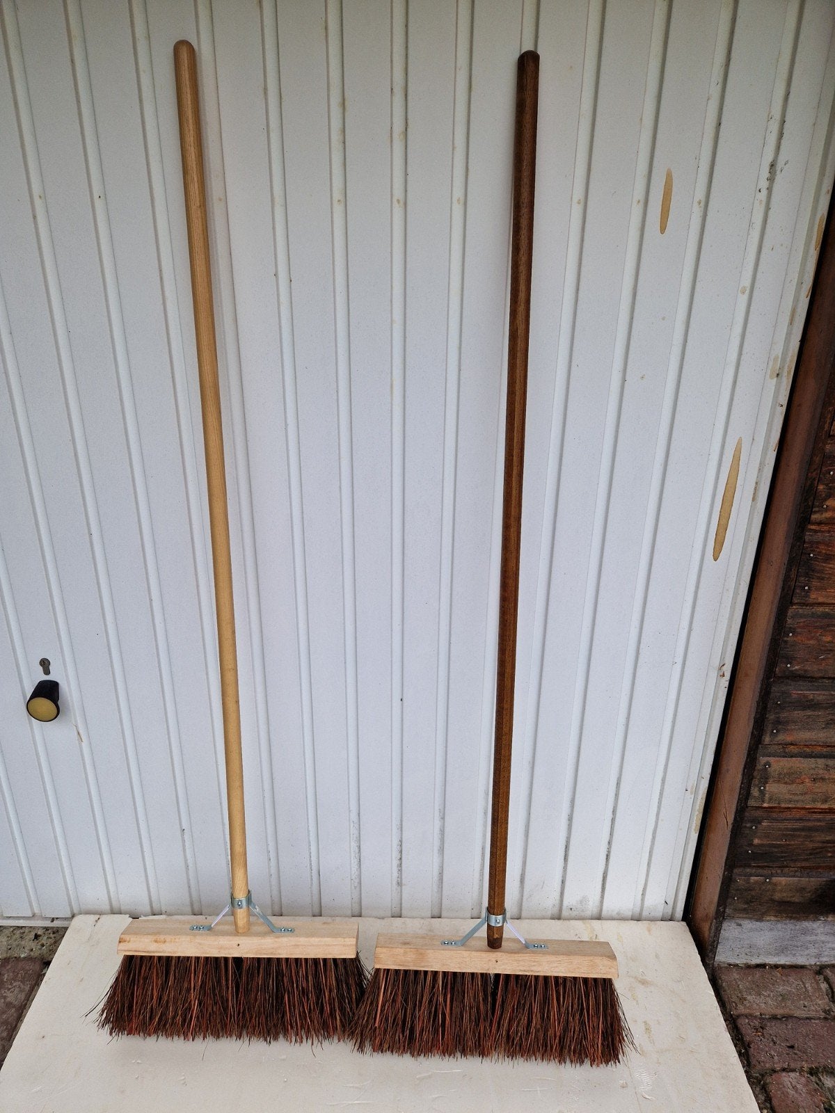 Nieuwe bezem met houten steel, Ophalen, Bezem of Borstel