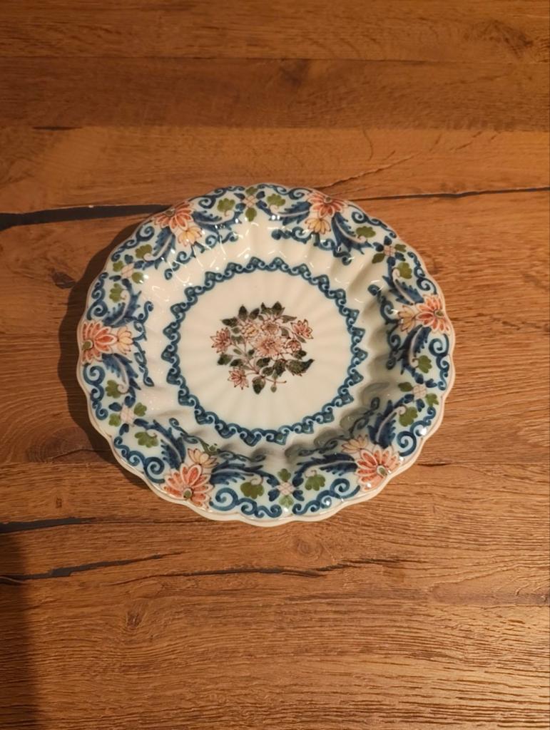 Prachtig Makkumer Aardewerk Schoteltje met Bloemmotief, Antiek en Kunst, Antiek | Keramiek en Aardewerk, Ophalen of Verzenden