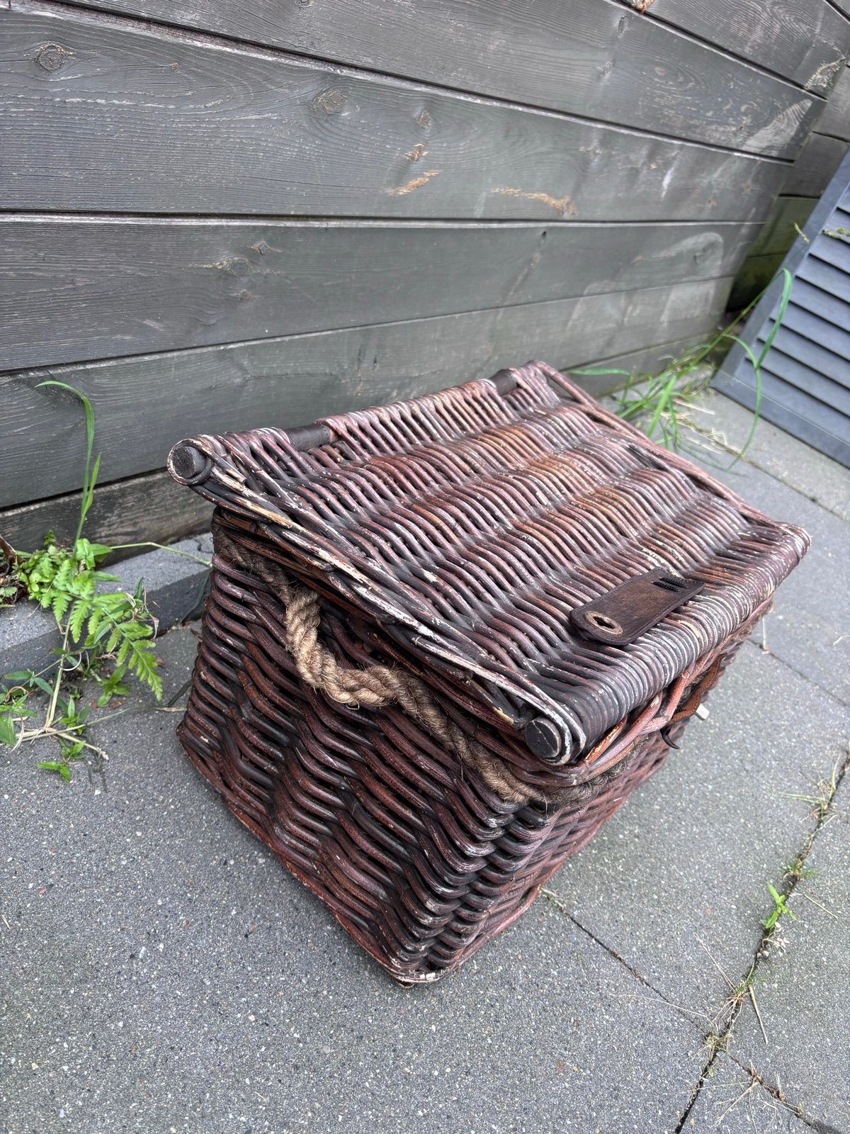 Vintage rieten mand met deksel en touw handvatten, Ophalen, Overige materialen, Minder dan 50 cm, Gebruikt
