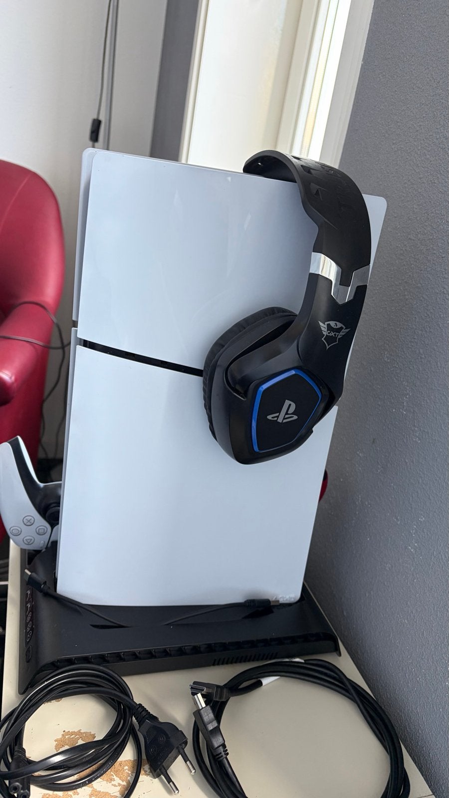 PS5 Slim Edition 1TB met 2 DualSense controllers en monitor, Ophalen of Verzenden, Zo goed als nieuw
