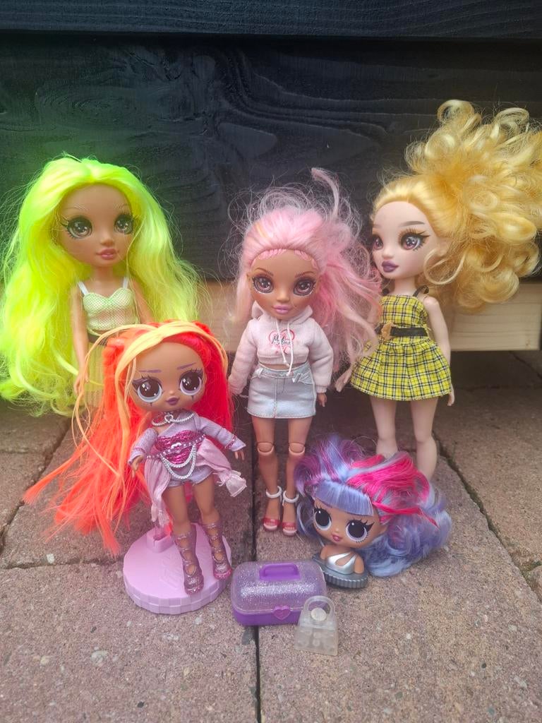 Rainbow high en L.O.L poppen, Ophalen