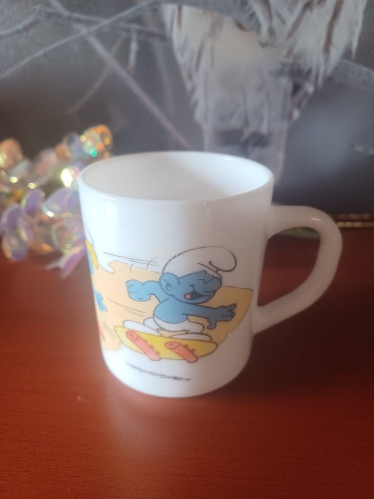 Vintage Arcopal Smurfen mok melkglas - Skateboard Smurf, Ophalen of Verzenden, Gebruikt, Overige Smurfen, Gebruiksvoorwerp