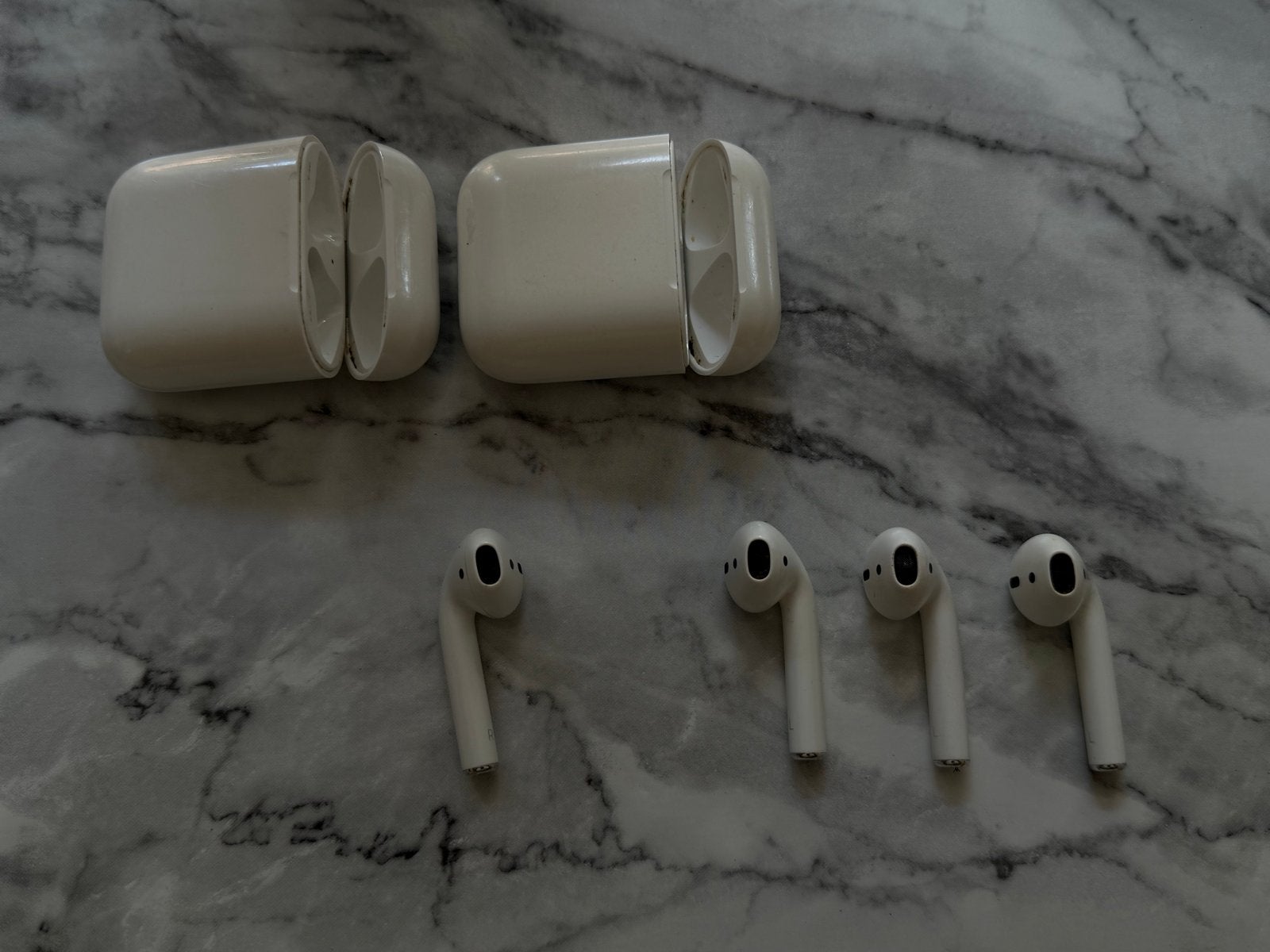 Apple AirPods - 3 linker en 1 rechter oortje met 2 cases, In-ear, Gebruikt, Bluetooth, Ophalen of Verzenden