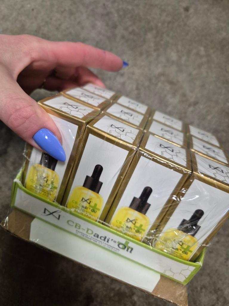 Nieuw per stuk dadi cbd oil 14.3ml famous names, Overige kleuren, Nieuw, Ophalen of Verzenden, Handen en Nagels