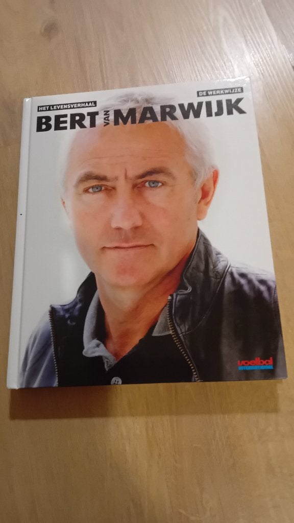 Boek Voetbal boek Bert van marwijk, Ophalen of Verzenden, Zo goed als nieuw, Sport