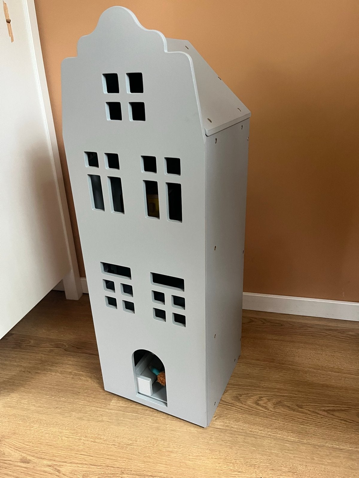 Houten poppenhuis met meubels en poppen, Ophalen, Gebruikt, Poppenhuis