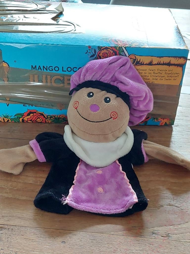 Leuke paarse handpop, knuffelpop zwarte Piet, Diversen, Sinterklaas, Ophalen of Verzenden, Zo goed als nieuw