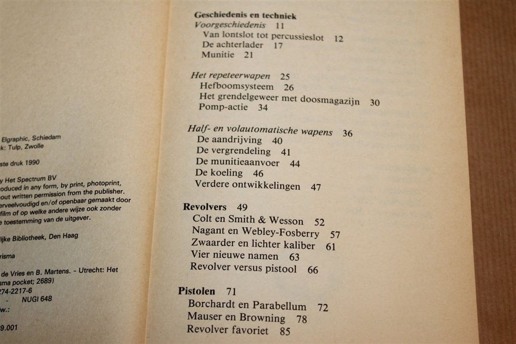 Prisma van de Handvuurwapens — Pistolen en Geweren 1990, Boeken, Ophalen of Verzenden, Tweede Wereldoorlog, Gelezen, Overige onderwerpen