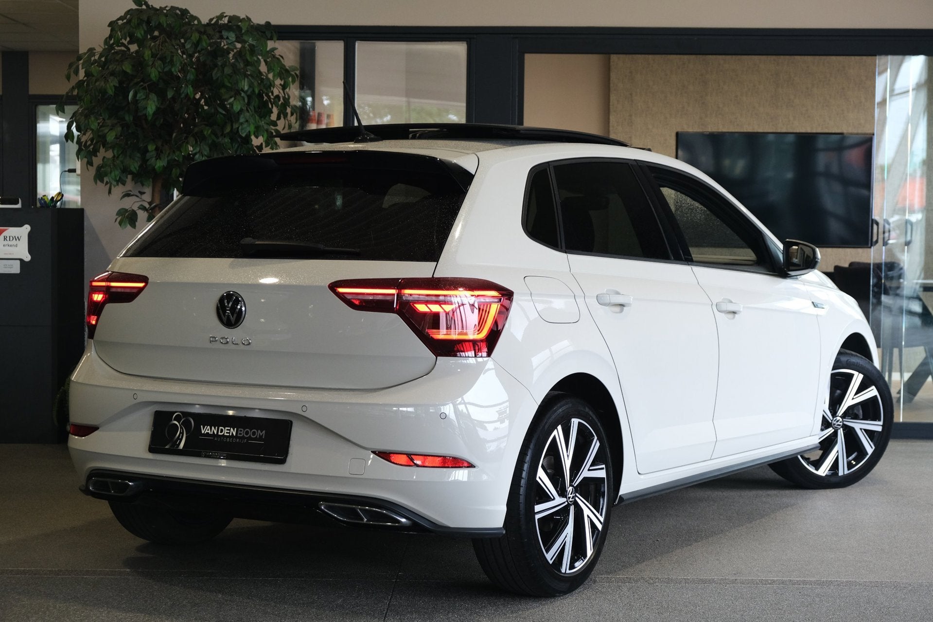 Volkswagen Polo 1.0 TSI 110PK 2x R-Line DSG Facelift Ascot P, Auto's, Dealer onderhouden, Gebruikt, Alcantara, Origineel Nederlands