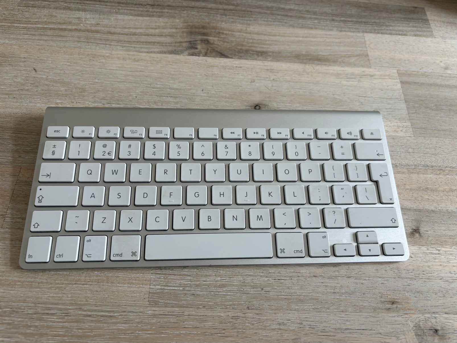 Apple draadloos QWERTY toetsenbord keyboard in nieuwstaat, Computers en Software, Toetsenborden, Ophalen of Verzenden, Qwerty