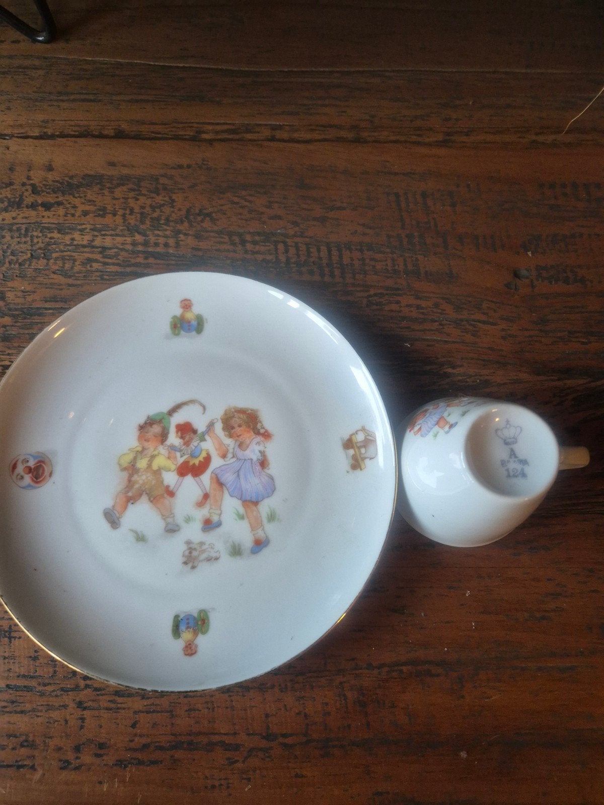Antiek kinder kop en schotel met speelse illustraties, Antiek en Kunst, Ophalen