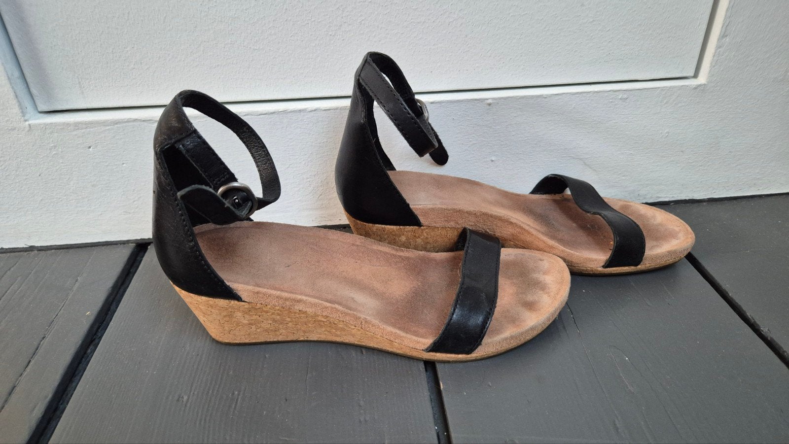 Zwarte UGG sandalen met sleehak, Kleding | Dames, Schoenen, UGG, Zwart, Gedragen, Sandalen of Muiltjes