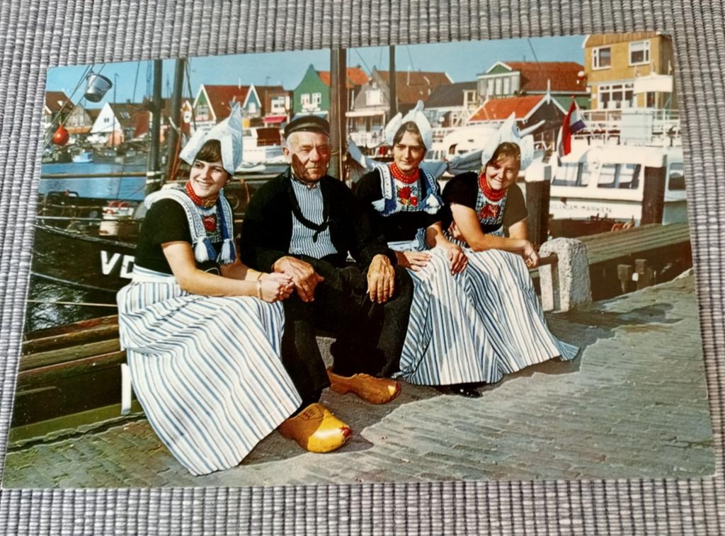 Ongelopen ansichtkaart met klederdracht uit Volendam, Verzamelen, Ophalen of Verzenden, 1960 tot 1980, Ongelopen, Klederdracht