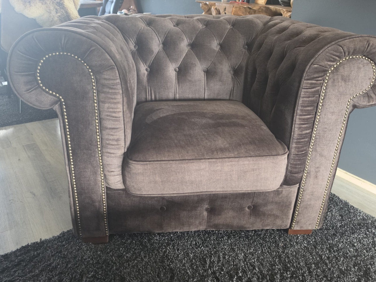 Luxe Chesterfield fauteuil in bruin velours, Ophalen, Chesterfield, Klassiek, Luxe, 75 tot 100 cm, Zo goed als nieuw