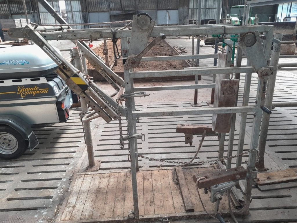 WOPA Koeienbehandelbox - 6 jaar oud, goede staat, Zakelijke goederen, Agrarisch | Werktuigen, Ophalen, Veehouderij, Werkplaats, Gebouw of Erf