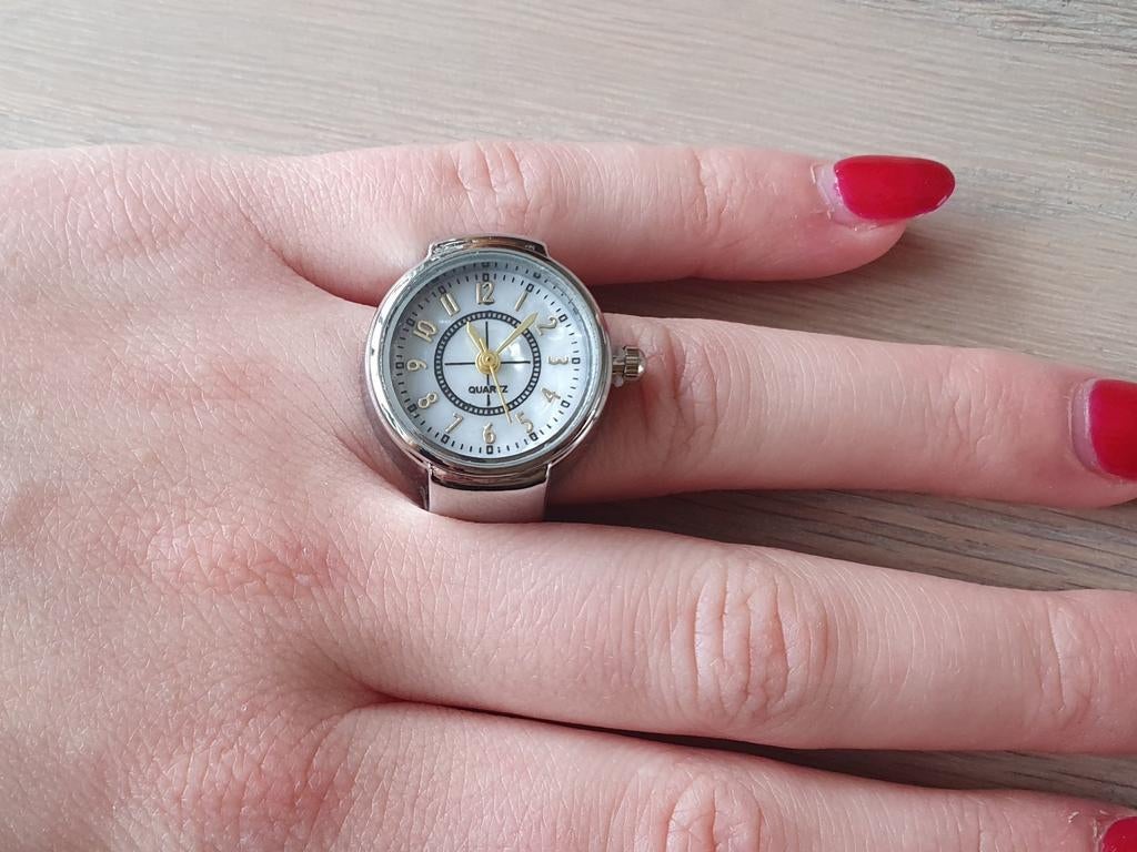 Nieuwe zilverkleurige ring horloge, universele maat., IJzer of Staal, Nieuw, Ophalen of Verzenden, Dame