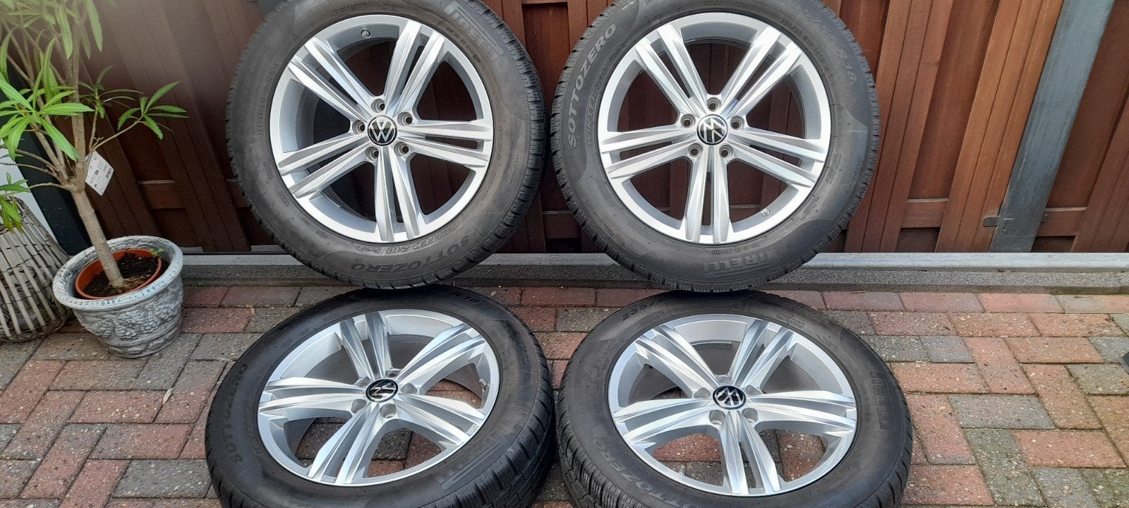 WINTERBAND PIRELLI  235/55/18 ORIGINELE  VW TIGUAN VELG DOT, 18 inch, Gebruikt, Banden en Velgen, 235 mm
