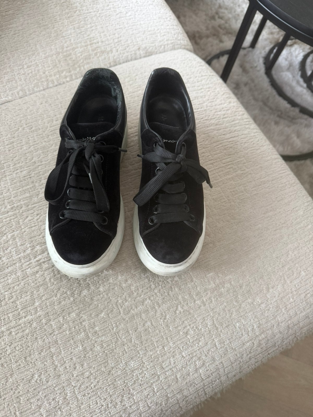 Alexander McQueen oversized sneaker fluweel zwart maat 37, Kleding | Dames, Schoenen, Zwart, Ophalen of Verzenden, Sneakers of Gympen