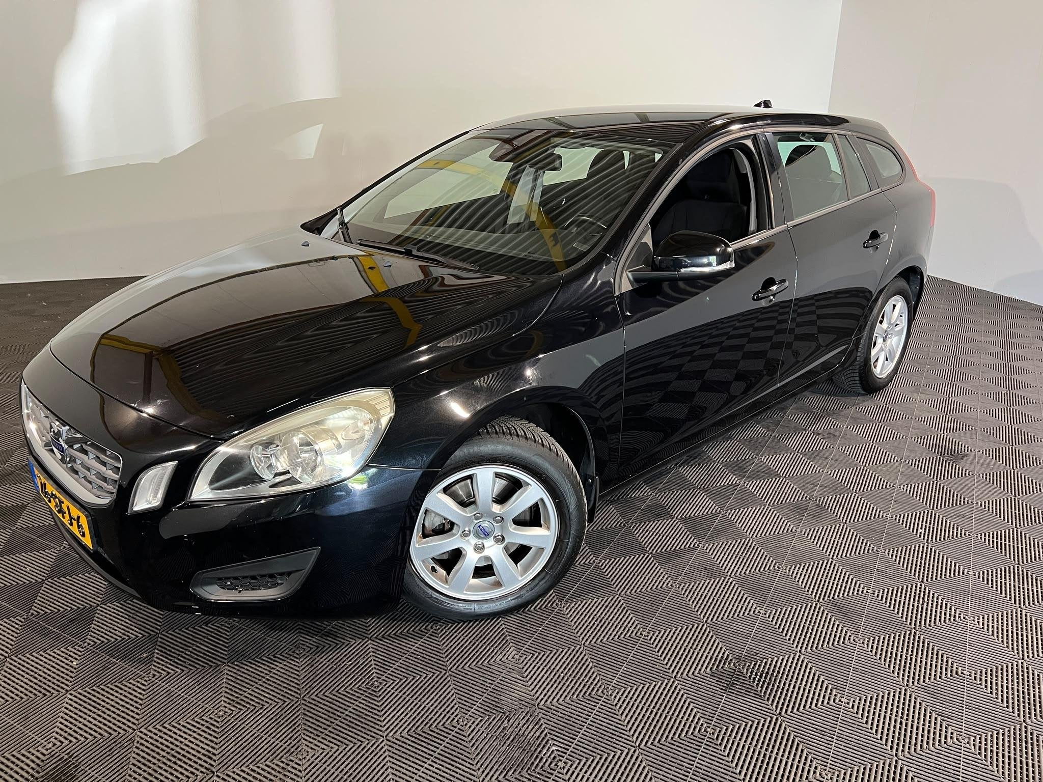 Volvo V60 1.6 T3 Kinetic, Auto's, Voorwielaandrijving, Gebruikt, Zwart, 4 cilinders