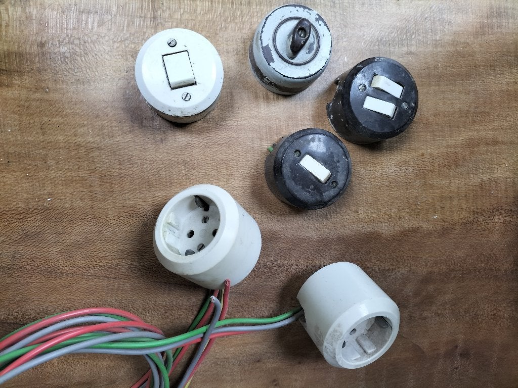 Bakeliet lichtknopje s en stopcontacten, Ophalen of Verzenden, Gebruikt, Overige merken, Schakelaar