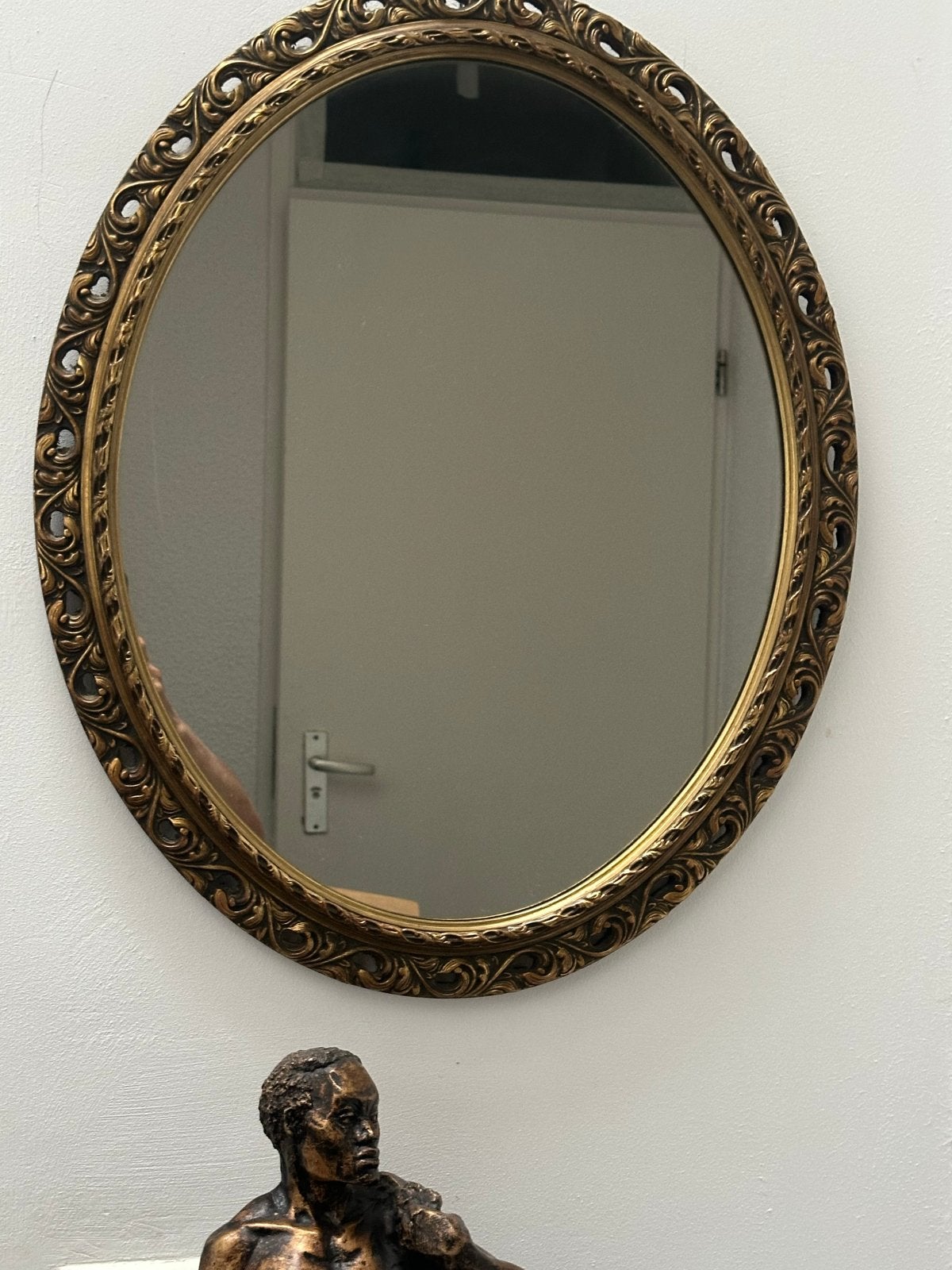 Ovale spiegel met sierlijke gouden lijst 58x47.5 cm, Ophalen of Verzenden, Ovaal, 50 tot 100 cm, 100 tot 150 cm