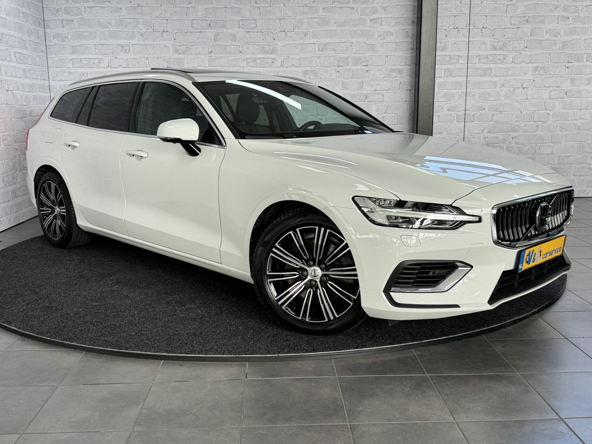 Volvo V60 2.0 T8 Twin Engine AWD Inscription B&W HUD Pano Tr, Automaat, Gebruikt, 4 cilinders, Wit