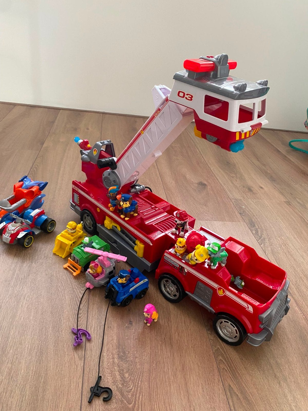 Paw Patrol Brandweerauto met veel figuren en voertuigen, Ophalen of Verzenden, Gebruikt