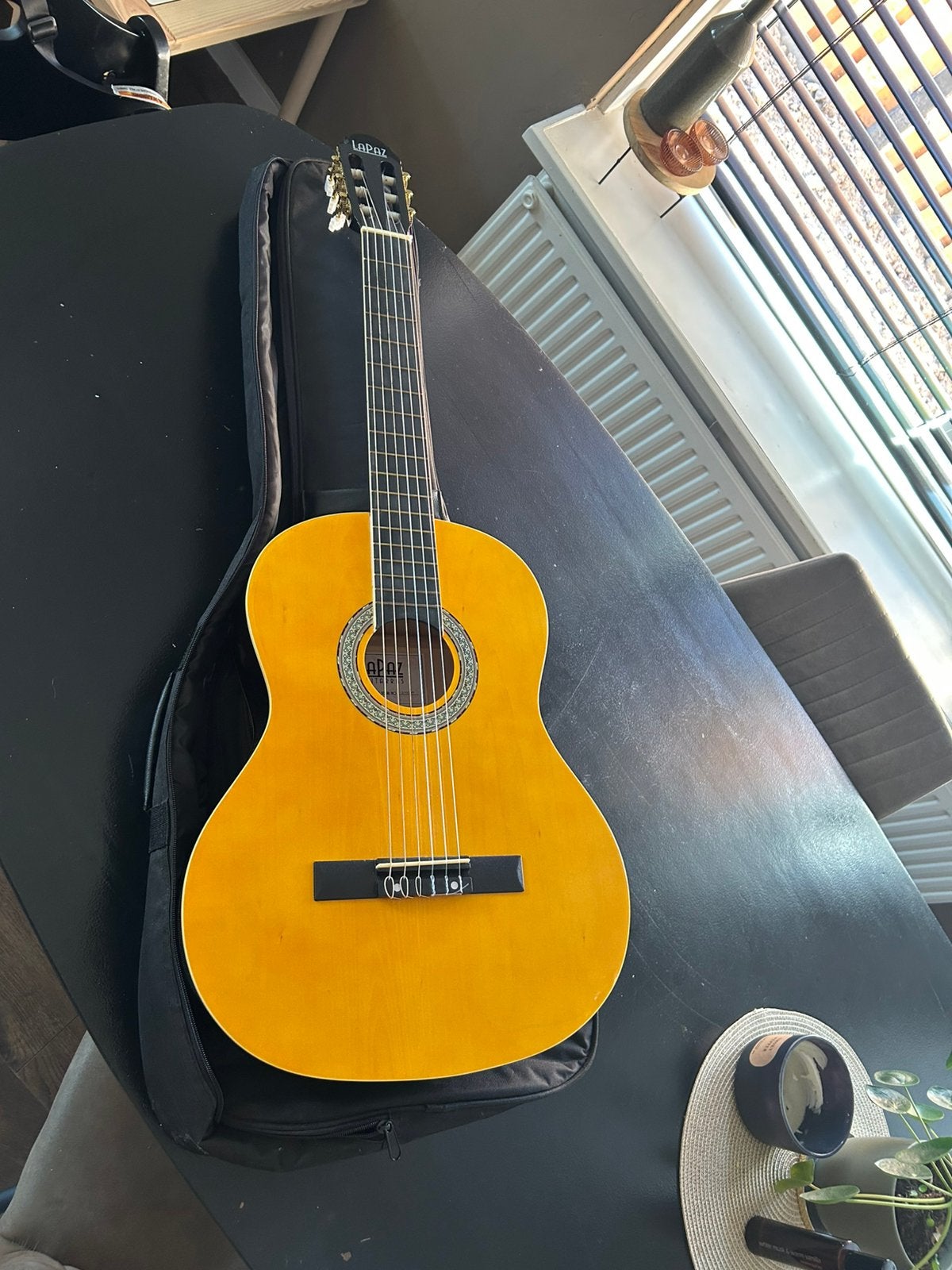 Nette akoustische gitaar met hoes, Ophalen, Zo goed als nieuw, Klassieke of Spaanse gitaar, Met koffer