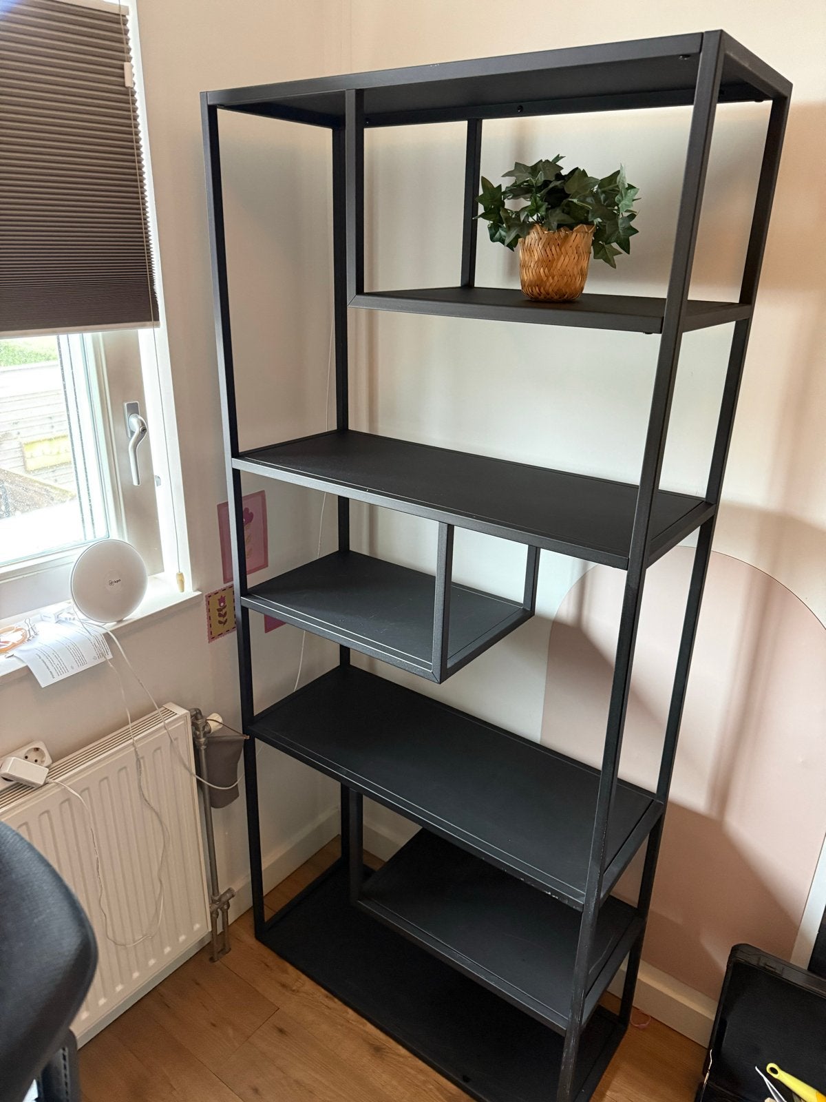Stevige Zwarte Vakkenkast Woood Teun, Huis en Inrichting, Ophalen, Met plank(en), Gebruikt, 50 tot 100 cm
