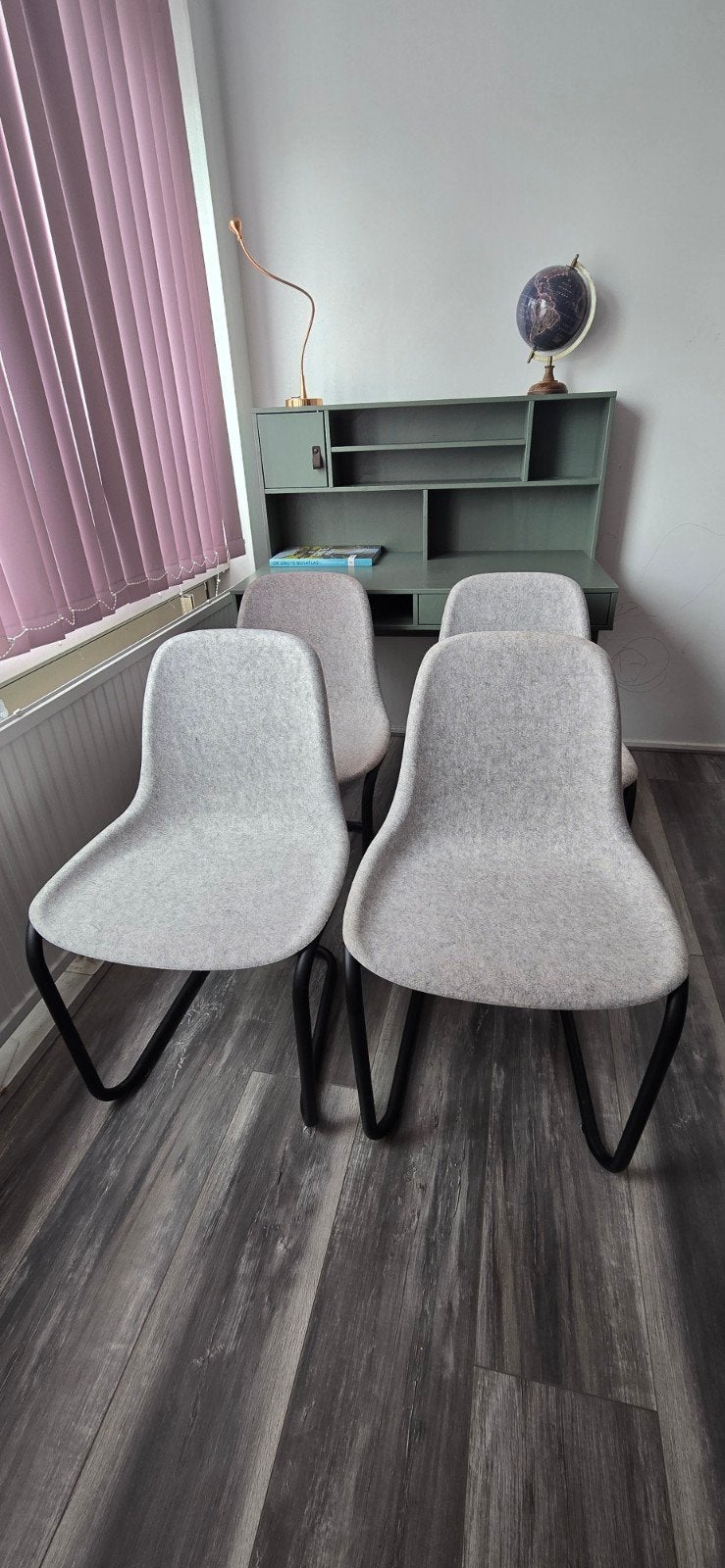 Zuiver Thirsty Eetkamerstoel grijs 4x set in nieuwstaat, Huis en Inrichting, Stoelen, Ophalen, Zo goed als nieuw, Vier, Grijs
